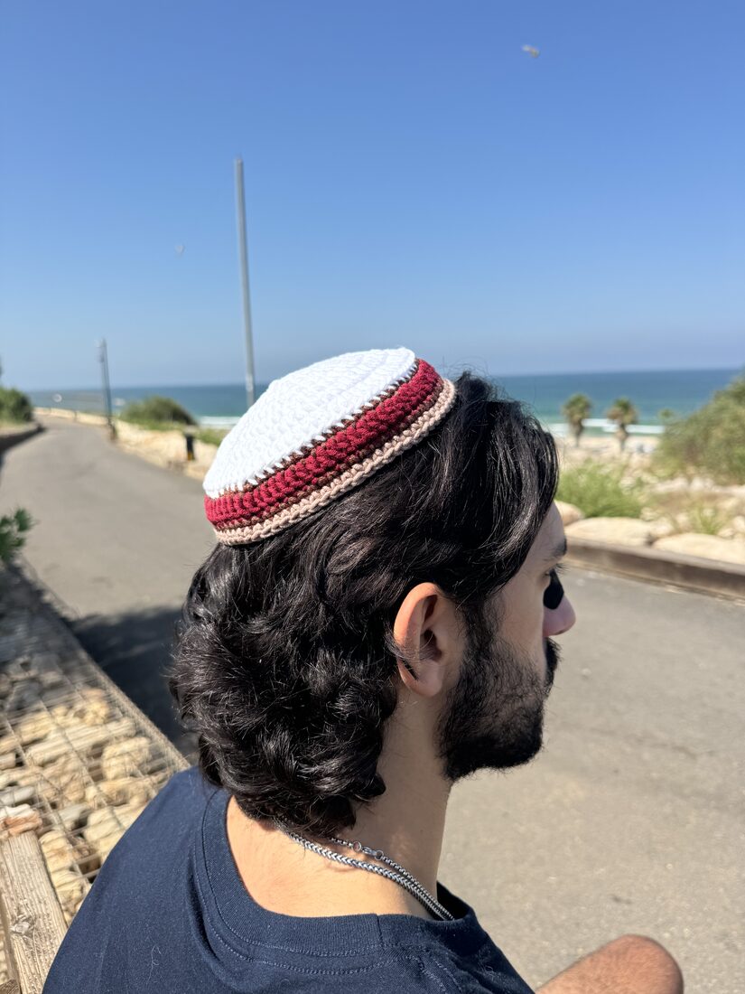 כיפה סרוגה בגוונים בורדו וחום, נסרגה על ידי מורן