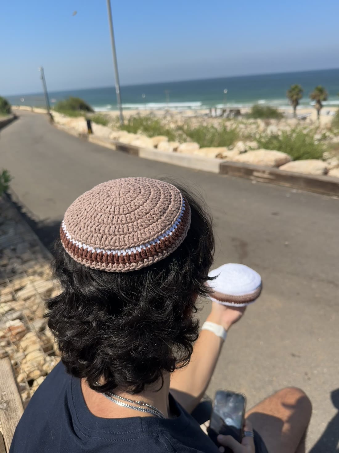 כיפה סרוגה בגוון חום בהיר עם פס לבן וחום, מעבודתה של מורן